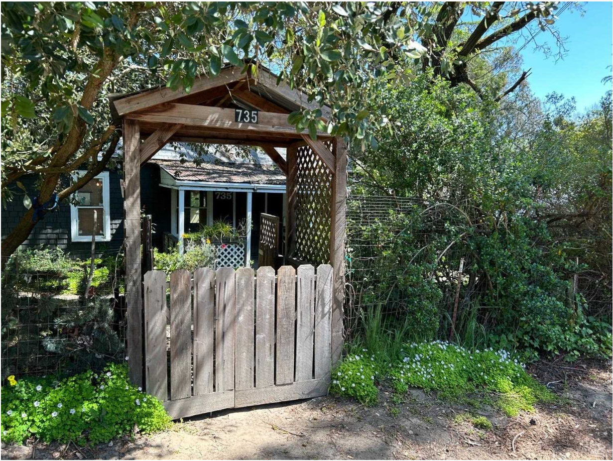 735 Robinson Rd, Sebastopol